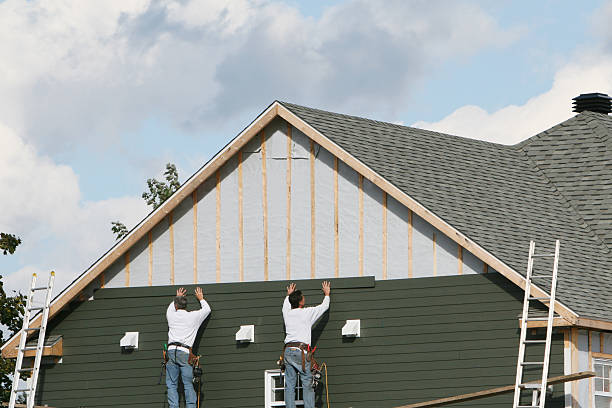 Professional Vinyl Siding technician working in North Haven, CT